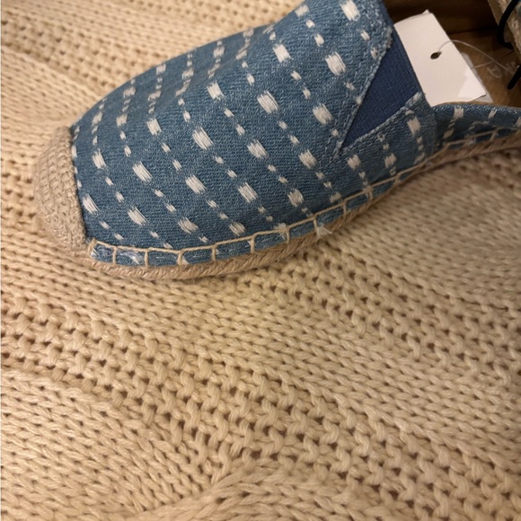 Women’s new Minnetonka denim espadrille flats with braided jute detail. Size 7M. - Picture 6 of 7